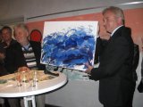 Max und Freund präsentieren blaues Gemälde