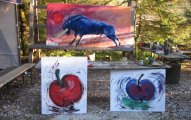 Zwei Gemälde von Äpfeln und einem blauen Stier